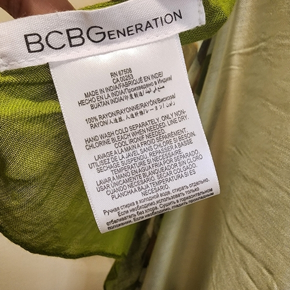 BCBGENERATION Large Green Graphic Wrap Scarf  Beachy Cover all - Picture 2 of 9